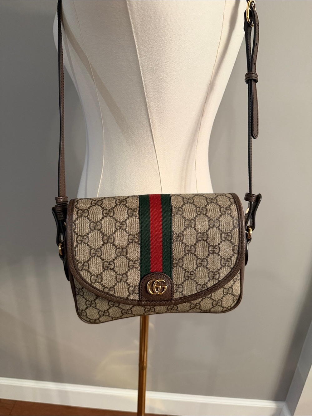 AUTHENTIC GUCCI GG Supreme Canvas Crossbody with Green and Red Web Stripe - Picture 2 of 15